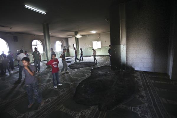 مستوطنون يحرقون مسجد المغير الكبير بمحافظة رام الله