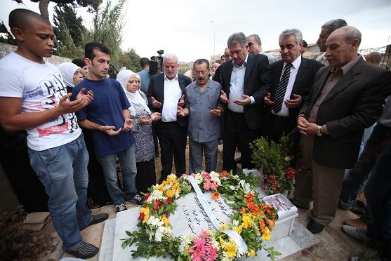 زيارة مقابر الشهداء في بيروت وسفارة فلسطين تستقبل المهنئين بالعيد
