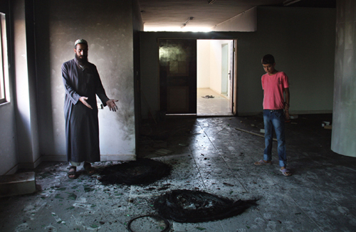 مستوطنون يحرقون مسجدا في قرية قصرة جنوب نابلس