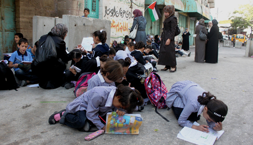 مستوطنون يعتدون على مدرسة قرطبة والتلاميذ يدرسون على حاجز إسرائيلي