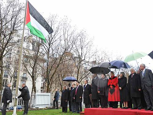 الرئيس عباس يرفع العلم الفلسطيني بمنظمة 