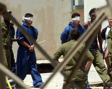 عزل أسيرين وإعادة توزيع الأسرى المعزولين في سجون الاحتلال