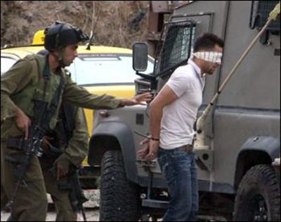 قوات الاحتلال تعتقل ثلاثة مواطنين من بيت أمر