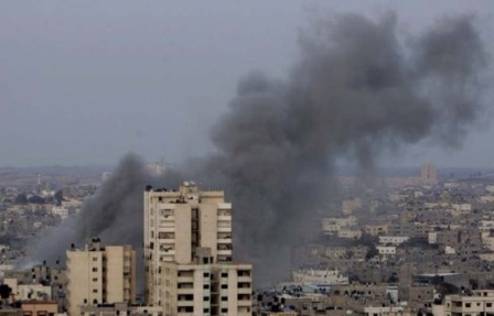 عشرات الجرحى في سلسلة غارات إسرائيلية على قطاع غزة فجرا