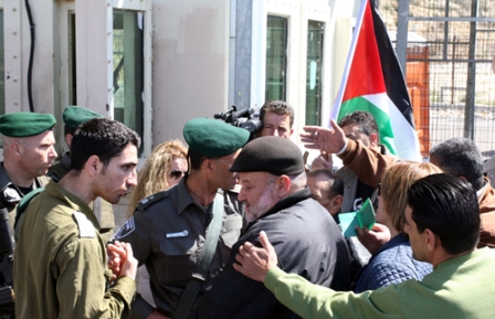 فلسطينيون وأجانب يعتصمون قرب حواجز الاحتلال على مداخل بيت إكسا