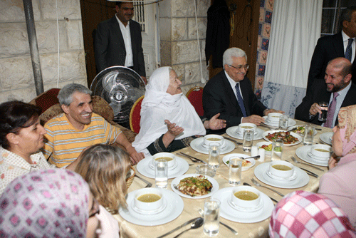 الرئيس يتناول طعام الإفطار في منزل عائلة فلسطينية