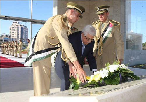 الرئيس يضع اكليلاً من الزهور على ضريح الشهيد ياسر عرفات