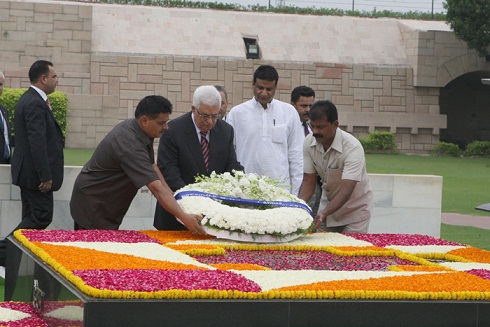 الرئيس يجتمع مع وزير الشؤون الخارجية الهندي ويضع اكليلا من الزهور على ضريح المهاتما غاندي