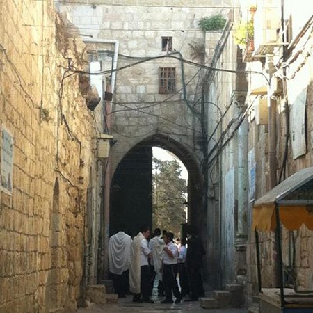 الاحتلال يعتقل خمسة مواطنين ويسمح لـ92 متطرفا بدخول باحات الأقصى