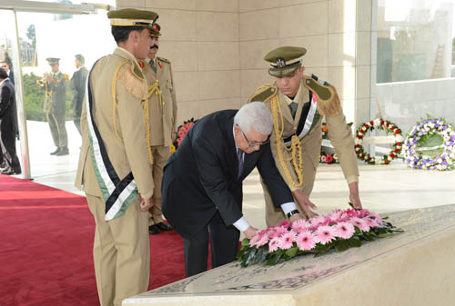 الرئيس يضع اكليلا من الزهور على ضريح الرئيس الشهيد ياسر عرفات