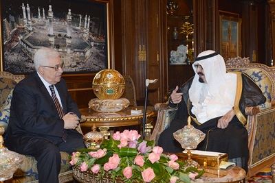 الرئيس محمود عباس يجتمع مع خادم الحرمين الشريفين