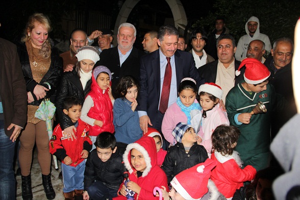 معايدة الرئيس لاهالي واطفال مخيم ضبية بمناسبة الميلاد