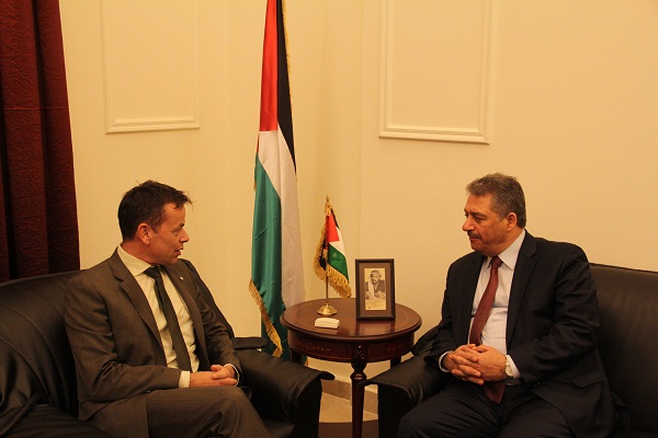 السفير دبور يلتقي رئيس بعثة الصليب الاحمر الدولي في لبنان