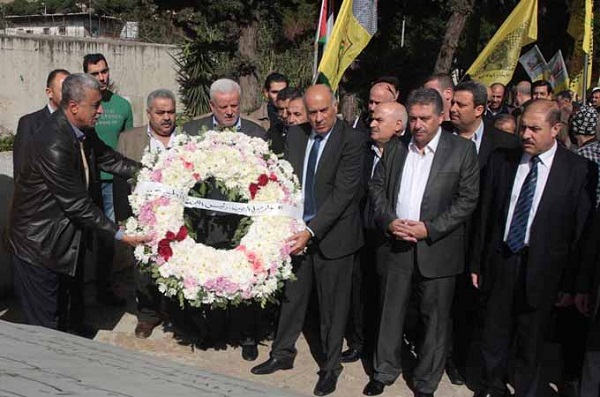 اللواء الرجوب يزور مقبرة الشهداء في بيروت