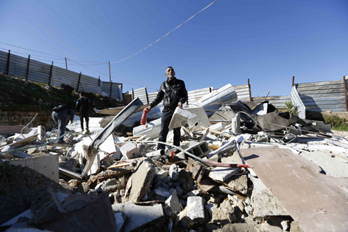 الاحتلال يهدم منزلا في القدس لصالح شارع استيطاني