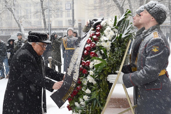 الرئيس يضع اكليلا من الزهور على نصب الجندي المجهول في موسكو