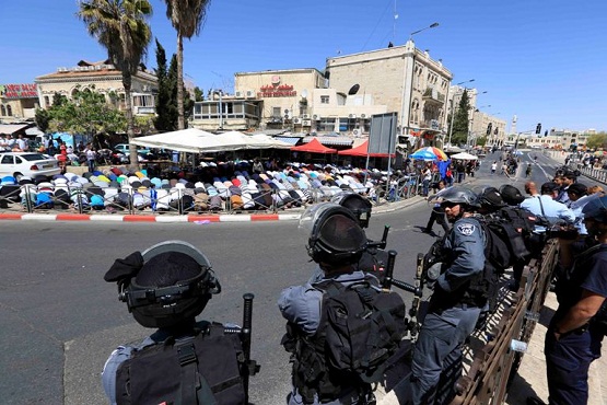 الآلاف يصلّون الجمعة في الشوارع بعد منعهم من دخول الأقصى