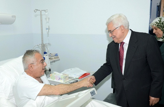 الرئيس يعود فياض في مجمع فلسطين الصحي ويطمئن على صحته