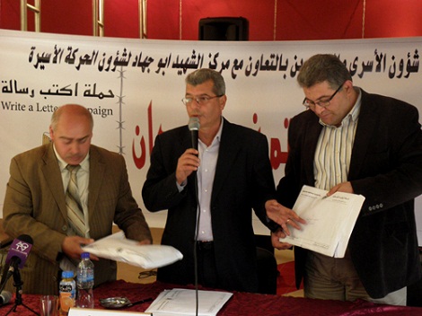 وزارة الأسرى تسلم رسائل حملة 