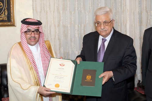 الرئيس يقلد رئيس منظمة السياحة العربية وسام الاستحقاق والتميز الذهبي