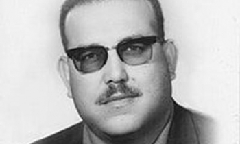 تسليم نجل الشاعر المزين وسام الاستحقاق والتميز الذهبي تكريما لوالده