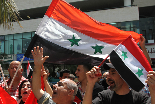 وقفة احتجاجية برام الله ونابلس رفضا للعدوان الإسرائيلي على سوريا