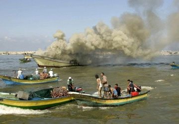 الاحتلال يعتقل صيادين اثنين قبالة شاطئ منطقة وادي غزة