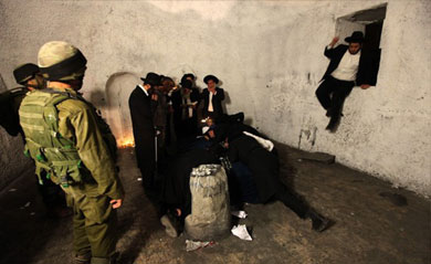 مئات المستوطنين يقتحمون 