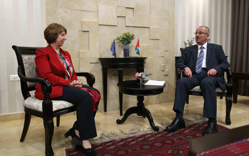 الحمد الله خلال لقائه أشتون: المساران السياسي والاقتصادي متلازمان من أجل إرساء السلام