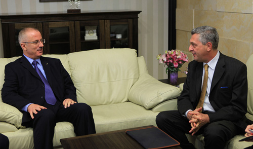 الحمد الله يطالب الأونروا بمزيد من المشاريع والدعم للاجئين الفلسطينيين