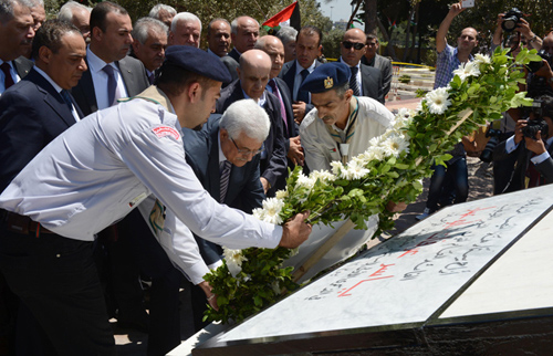 الرئيس يضع إكليلا من الزهور على نصب شهداء الثورة في بيروت