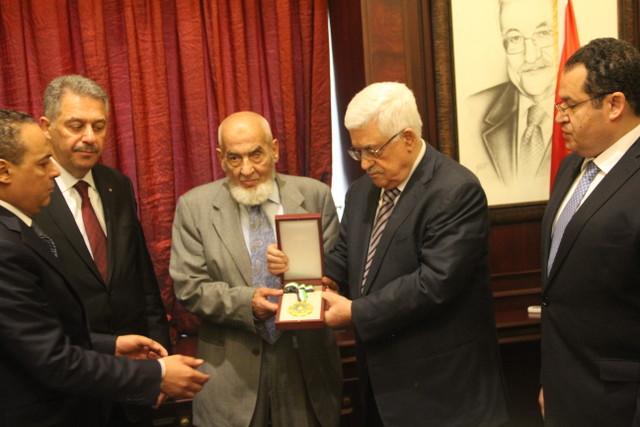 الرئيس يمنح وسام القدس العسكري للواء ابو طعان