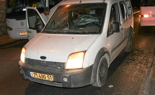 مستوطنون يعتدون على مقدسيين ويحطمون ثلاث مركبات في باب الأسباط