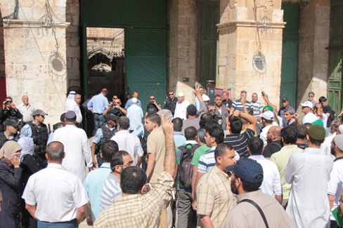 المصلون يطردون عصابات المستوطنين والمتطرف 