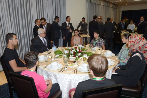 الرئيس يقيم مأدبة إفطار على شرف مجموعة من الأطفال الأيتام