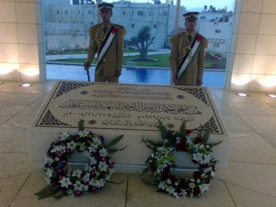 مسؤولون يضعون اكاليل زهور على ضريح الرئيس الشهيد ياسر عرفات