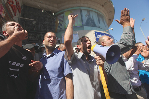 اعتصام أمام مكتب الجزيرة برام الله احتجاجا على التهجم على الشهيد القائد ياسر عرفات