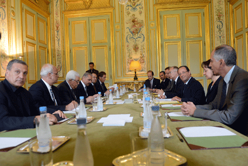 الرئيس يجتمع مع الرئيس الفرنسي في قصر الاليزيه