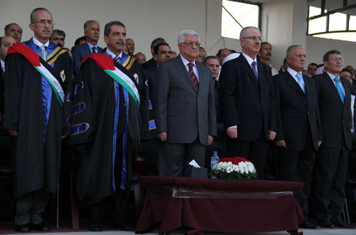 الرئيس بتخريج الفوج الأول لجامعة الاستقلال: حدود الدولة مسؤولية الأمن الفلسطيني