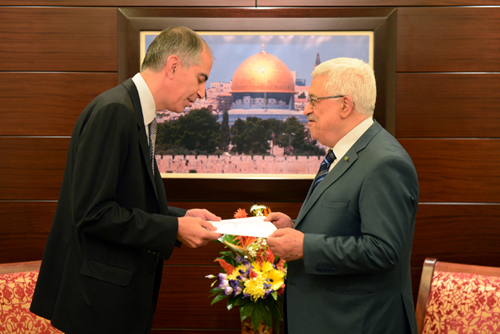 الرئيس يتسلم رسالة من الرئيس هولاند حملها القنصل الفرنسي الجديد