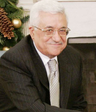 الرئيس يمنح بيير جالان مواطنة الشرف الفلسطينية