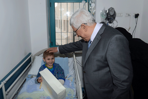 الرئيس يتفقد قسم الاورام السرطانية للأطفال في مستشفى بيت جالا
