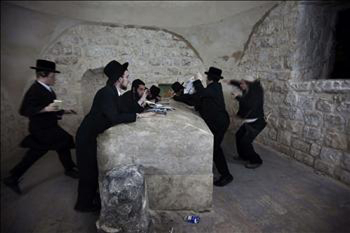 مئات المستوطنين يقتحمون 