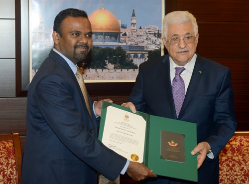 الرئيس يقلد السفير الهندي وسام نجمة القدس