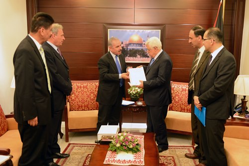 الرئيس يتلقى برقية تضامن من رئيس رابطة الصداقة البرلمانية البيروفية- الفلسطينية