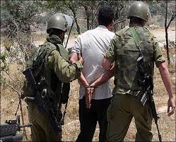 الاحتلال يعتقل مواطنين من العروب ويفتش محلات تجارية بالخليل