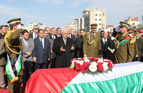 الرئيس والمشيعون يؤدون صلاة الجنازة على جثمان الشهيد أبو عين