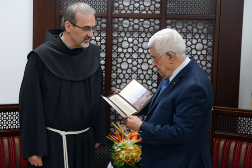 الرئيس يتسلّم دعوة حارس الأراضي المقدسة لحضور قدّاس منتصف الليل