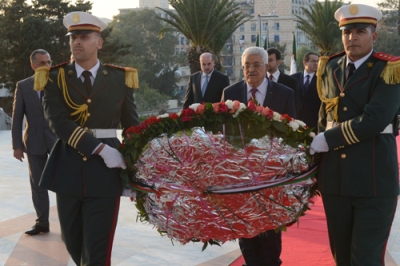 الرئيس يضع إكليلا من الزهور على النصب التذكاري لشهداء الثورة الجزائرية