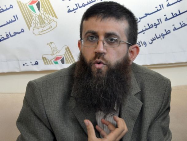 الأسير عدنان يعلق اضرابه عن الطعام